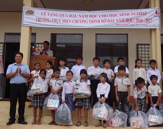 Students recieve gifts